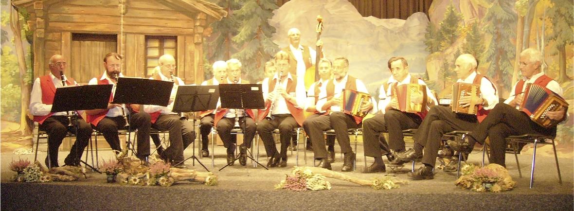 Vielseitiges, traditionelles Ländlertreffen Schwyzerörgelifründe Felsberg.