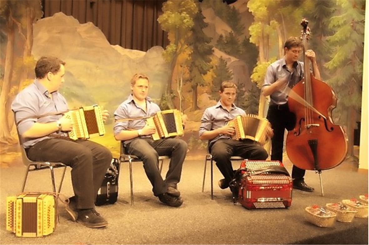 Schwyzerörgeliquartett Lüderengruess