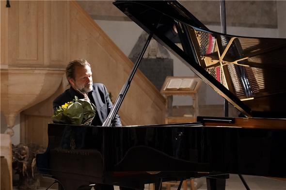 Sebastian Knauer bei seinem Konzert in der reformierten Kirche in Zweisimmen.