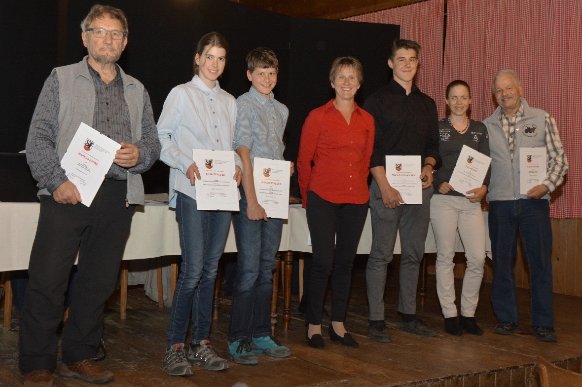 Sechs Boltigerinnen und Boltiger wurden für ausserordentliche Leistungen geehrt (von links): Markus Zahnd, Anja Stalder, Marco Stalder, Gemeinderätin Susanna Maier, Franjo von Allmen, Susi Meinen und Klaus Meinen.