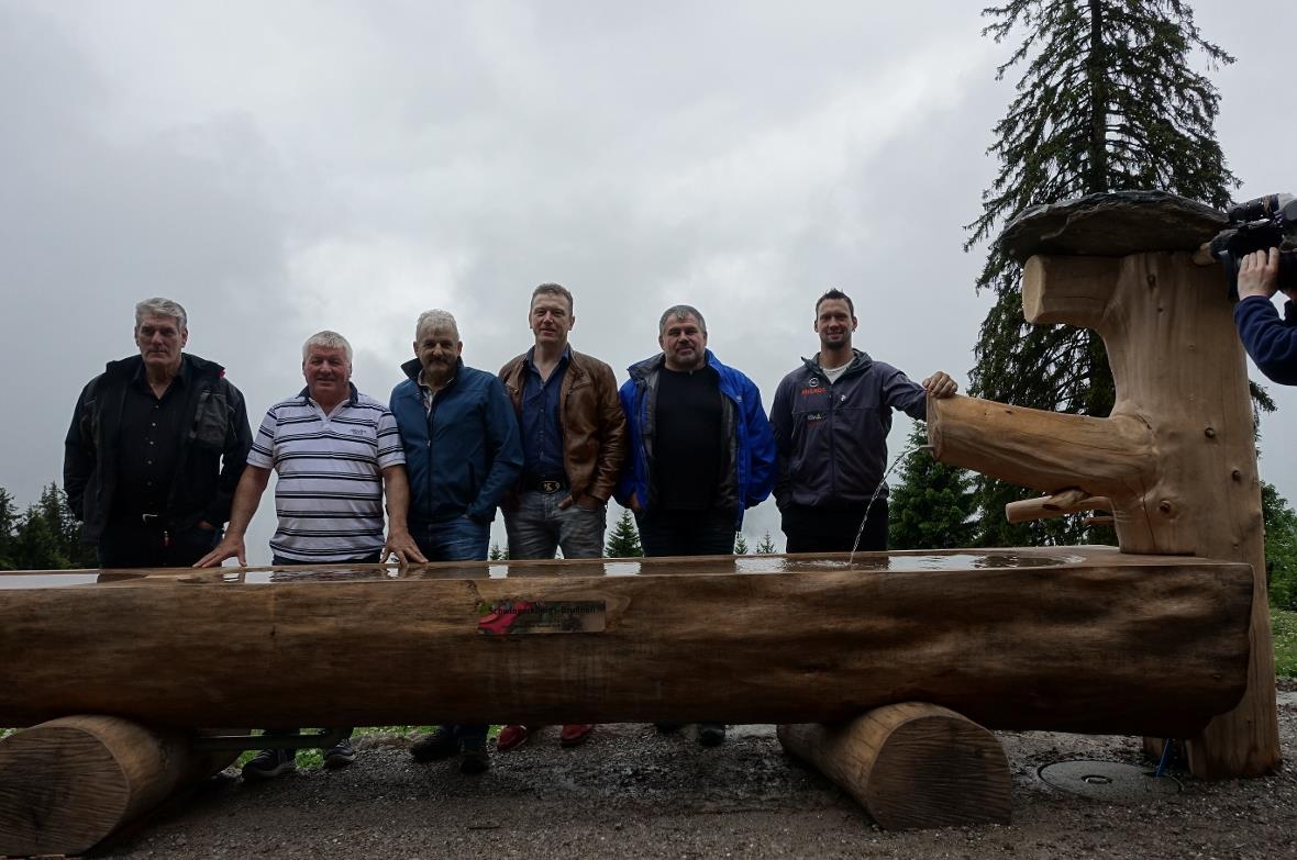 Sechs Schwingerkönige weihten den neuen Schwingerkönigs-Brunnen bei der Brätlist...