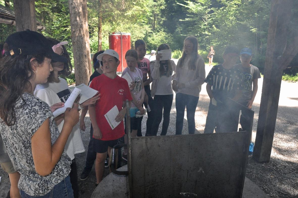 Sehnlichst wird auf die grillierten Würste gewartet.