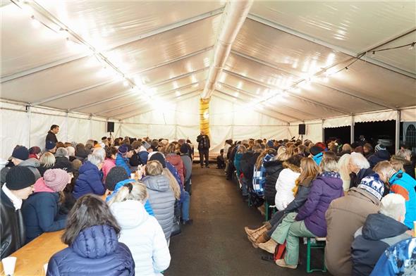 Sehr viele Interessierte folgten trotz halb offenem Zelt und grosser Kälte den Argumenten des Wissenschaftlers Prof. Hockertz.