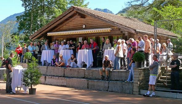 Seit 25 Jahren auf den neuen Plätzen mit Clubhaus. Präsident Marc Aellen begrüsst die vielen Gäste und Clubmitglieder zur 50-Jahr-Feier Tennis-Club Zweisimmen.