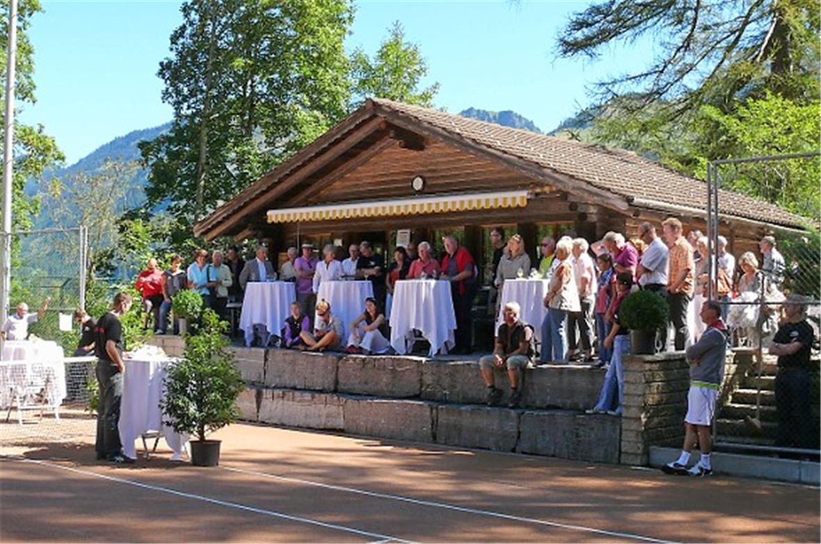 Seit 25 Jahren auf den neuen Plätzen mit Clubhaus. Präsident Marc Aellen begrüss...