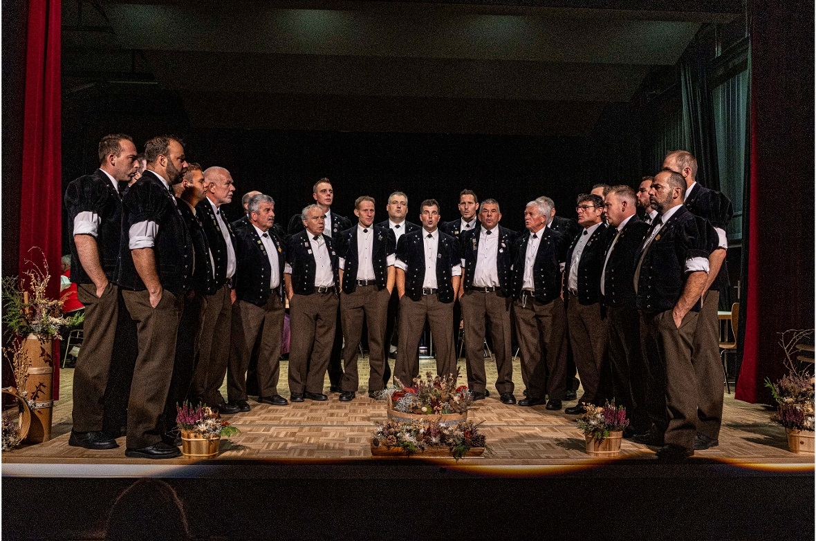 Seit 60 Jahren gibt es den Jodlerklub Flüehblüemli Därstetten. Das wurde ausgieb...