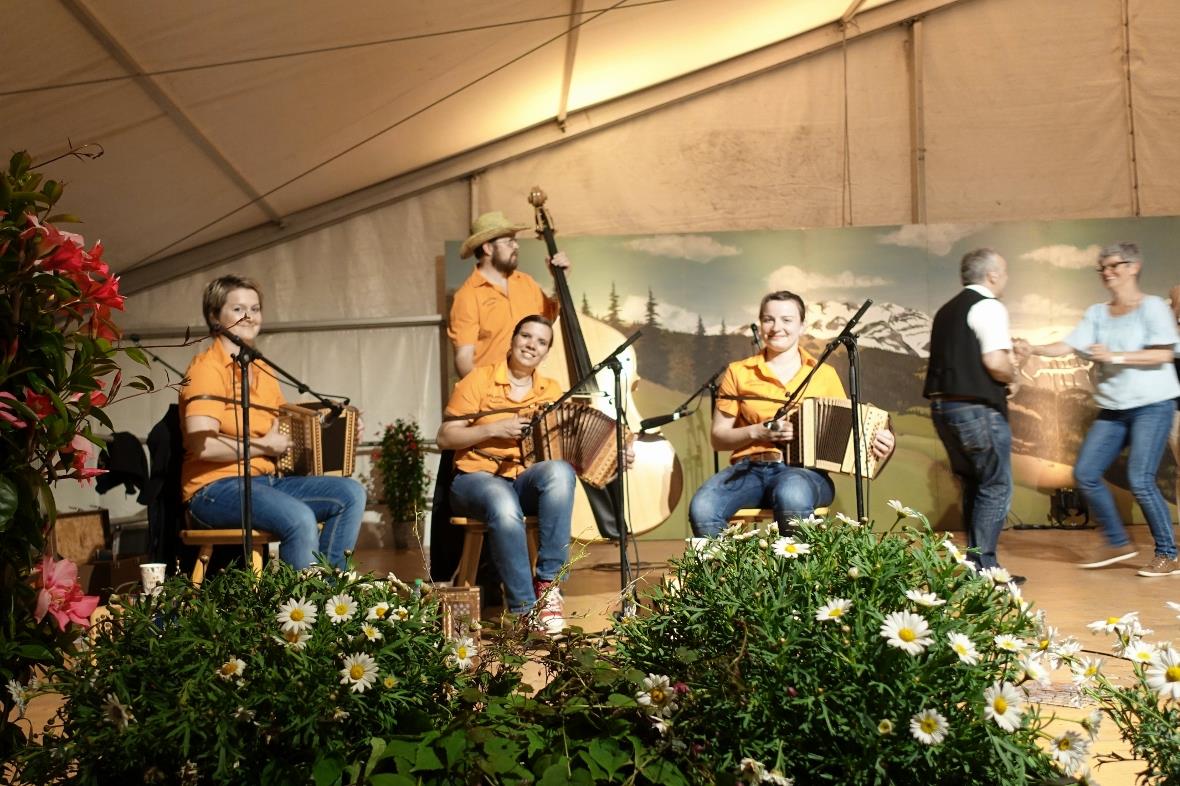Seit bald zehn Jahren spielen die drei aufgestellten Powerfrauen aus dem Nieders...