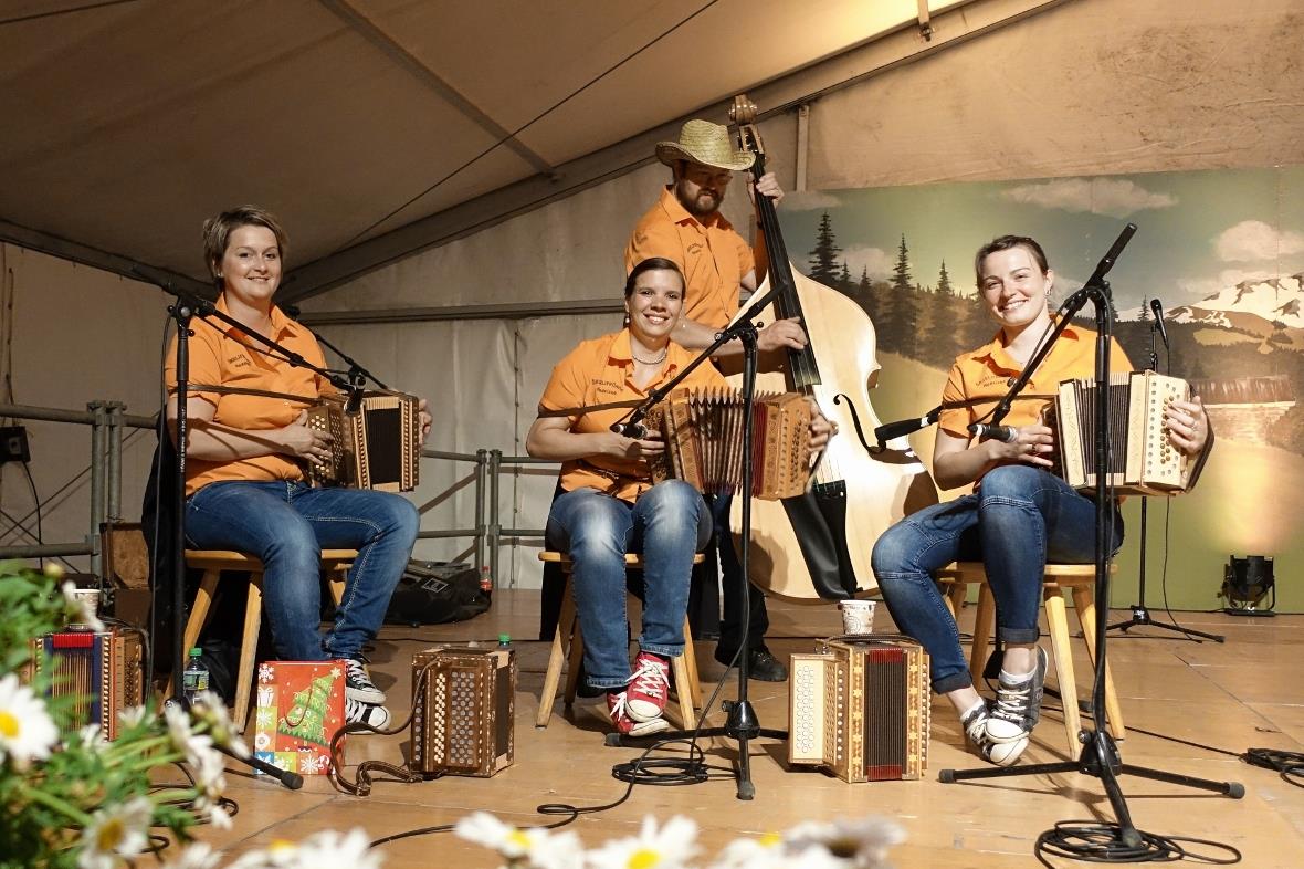 Seit bald zehn Jahren spielen die drei aufgestellten Powerfrauen aus dem Nieders...