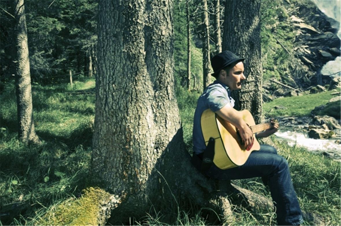 Seit einem Jahr promotet John Hänni sein Album auf Facebbook.