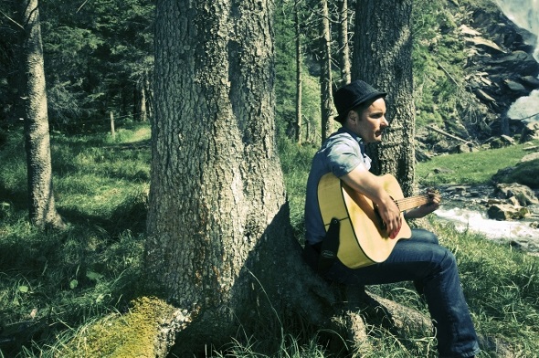 Seit einem Jahr promotet John Hänni sein Album auf Facebbook.