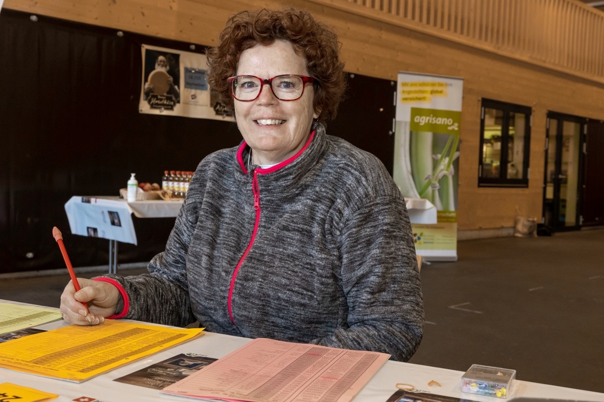Sekretärin Evelyne Gisler notierte von wem die Käse sind.
