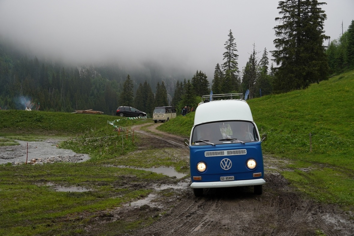 Selbst die vergleichsweise leichten Busse hinterliessen im aufgeweichten Boden t...