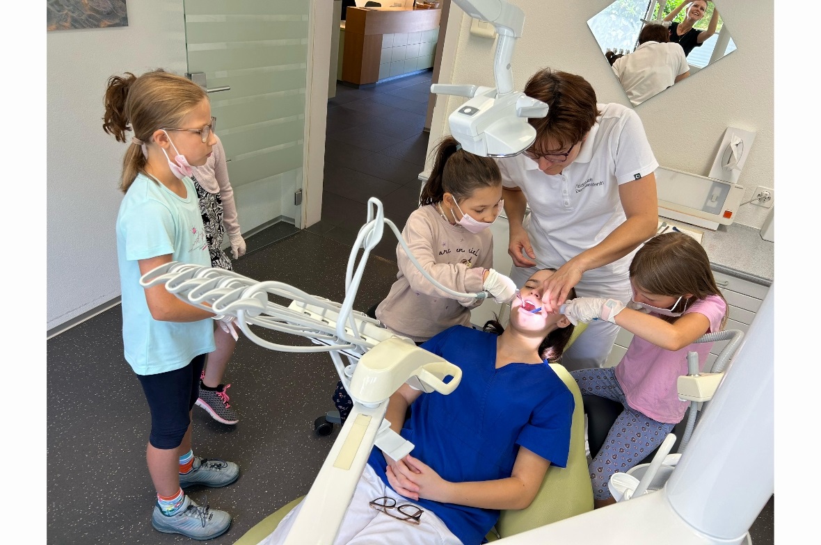 Selbst einmal Zahnarzt sein und entdecken was in einer Zahnarztpraxis so alles v...