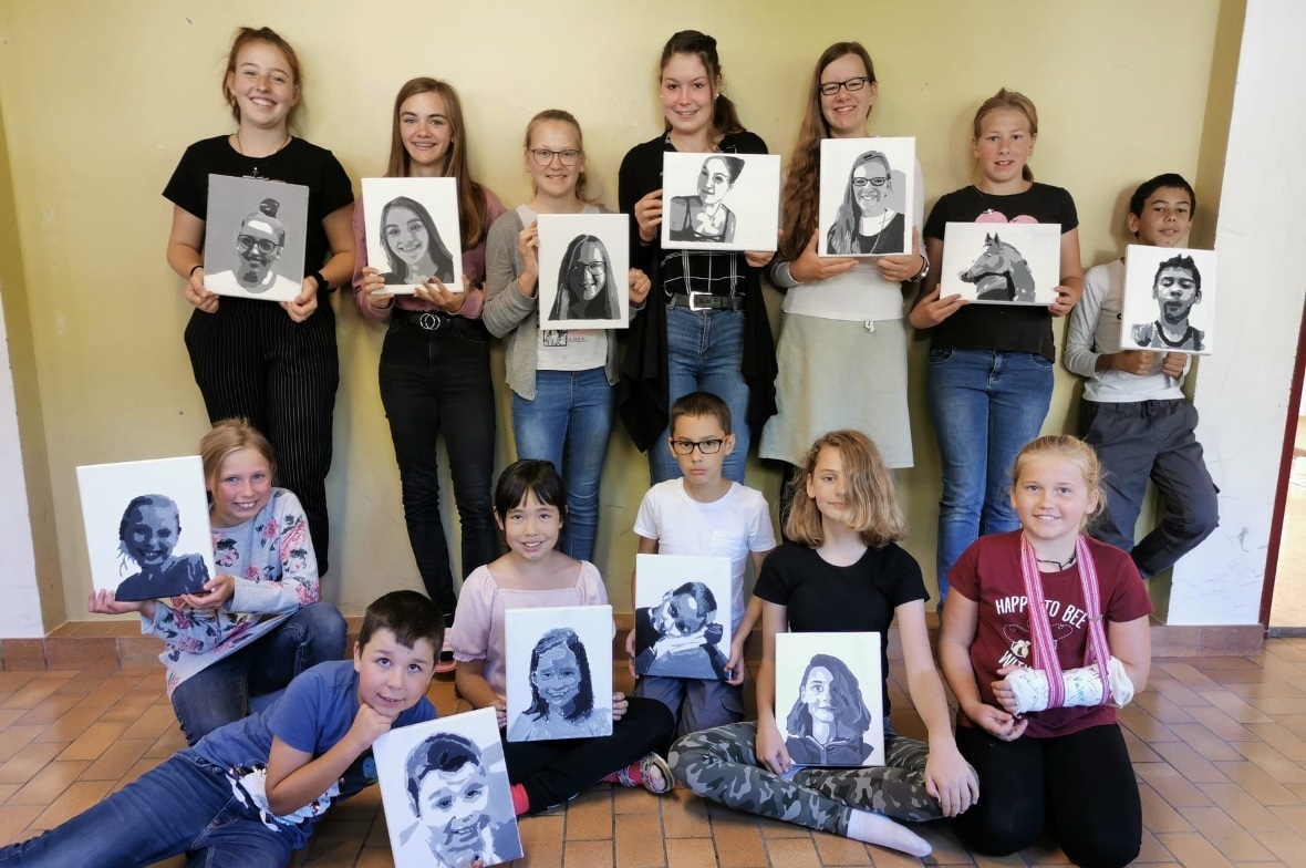 Selbstportraits in verschiedenen Grautönen.