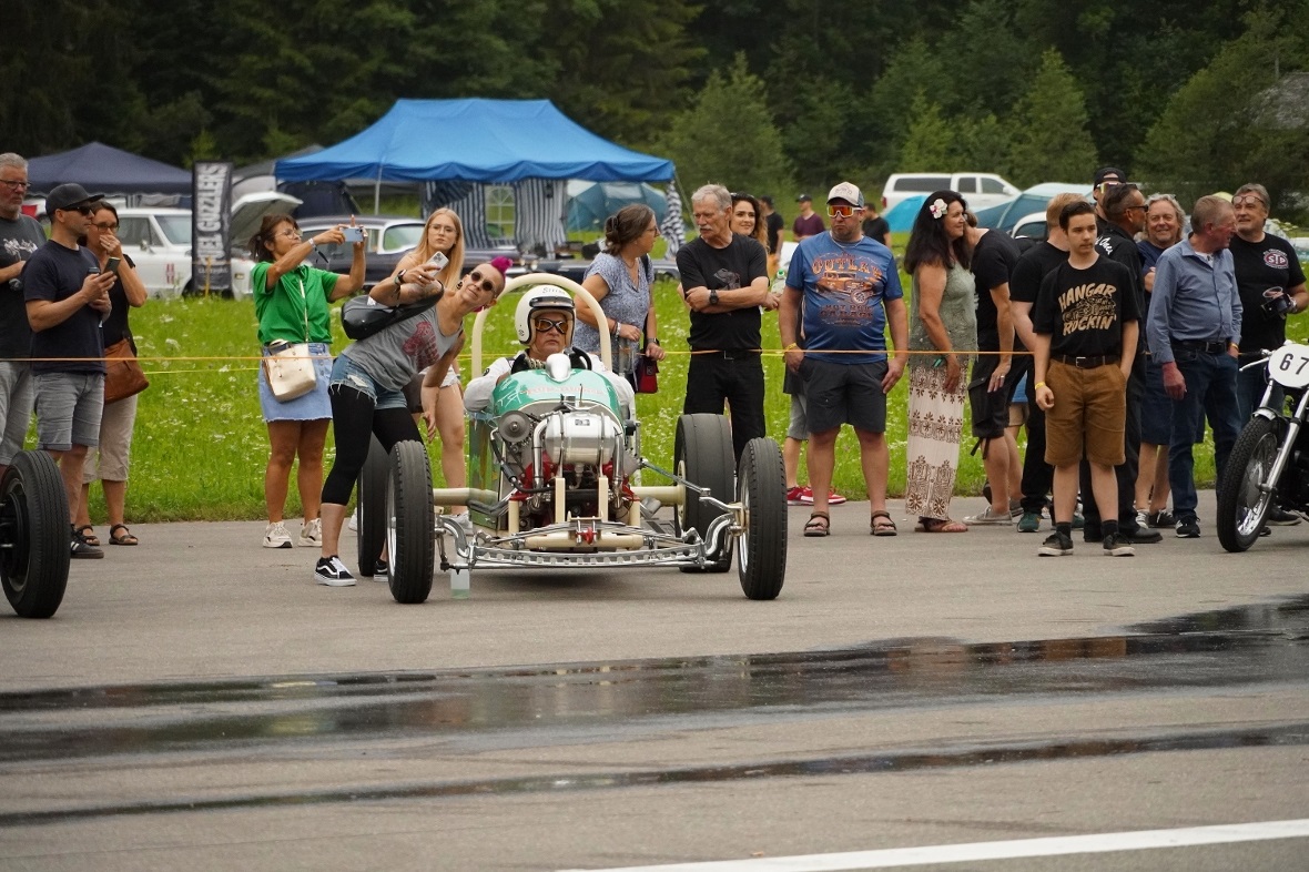 Selfie mit Rennfahrer und Wagen.