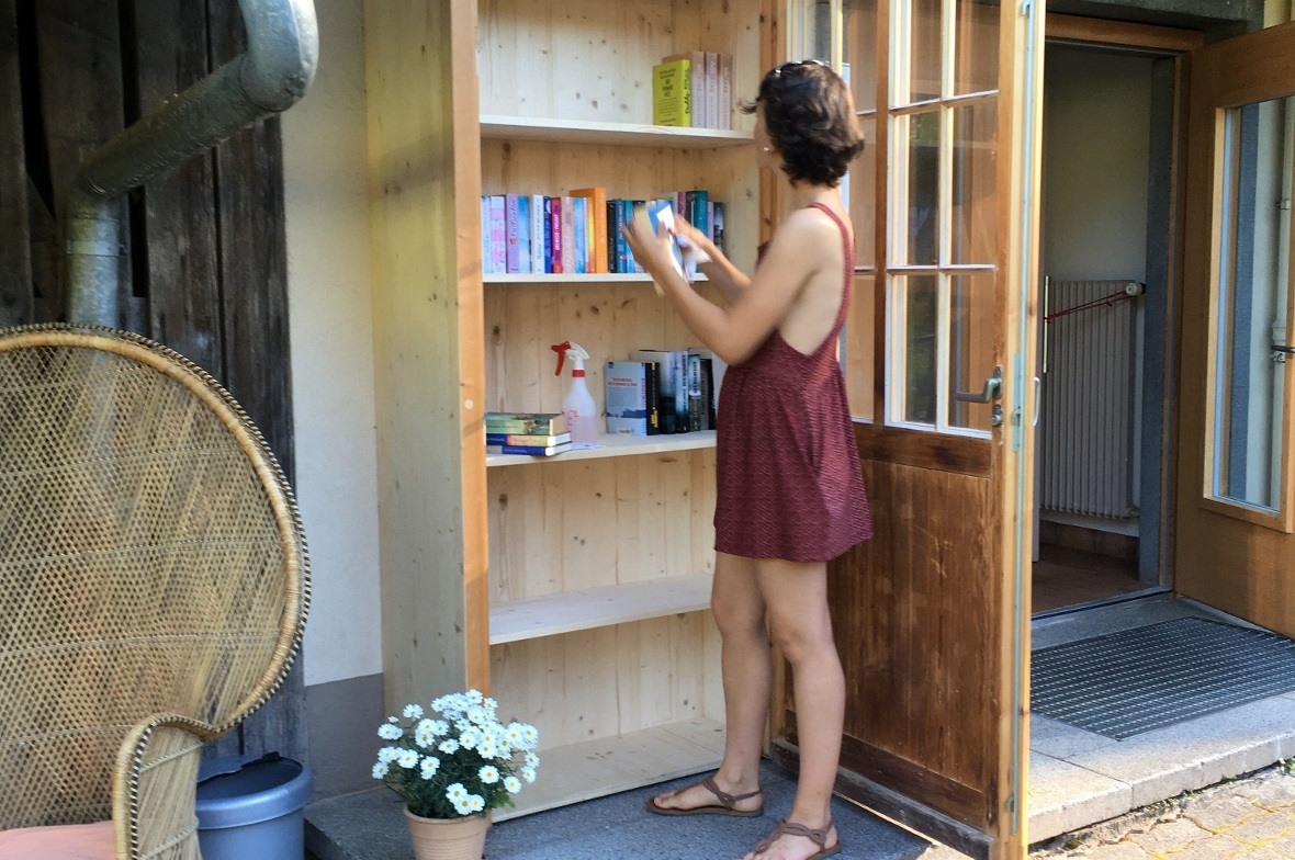 Selin desinfiziert die erhaltenen Bücher.