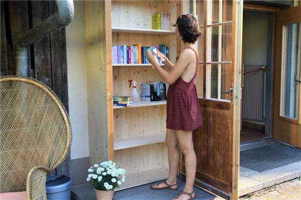 Selin desinfiziert die erhaltenen Bücher.