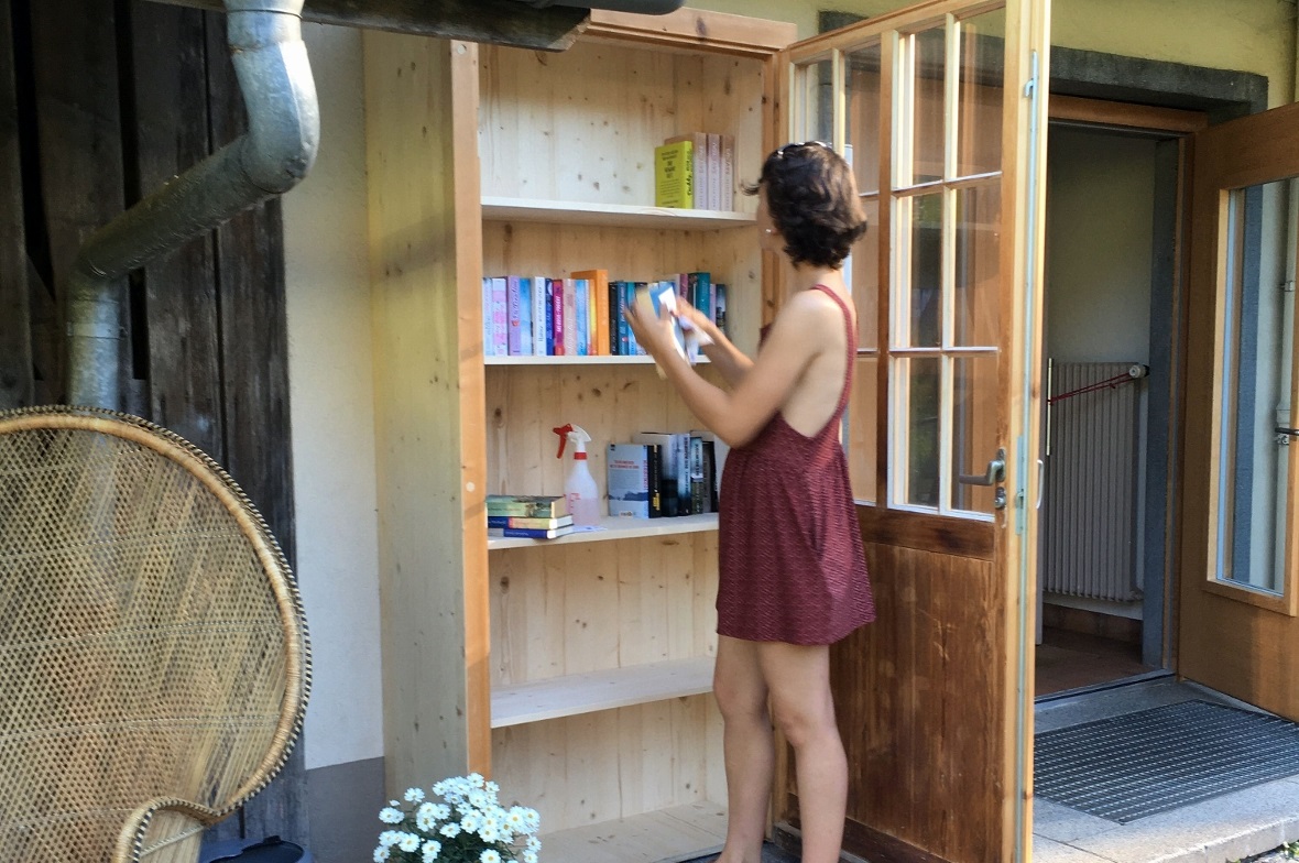 Selin desinfiziert die erhaltenen Bücher.