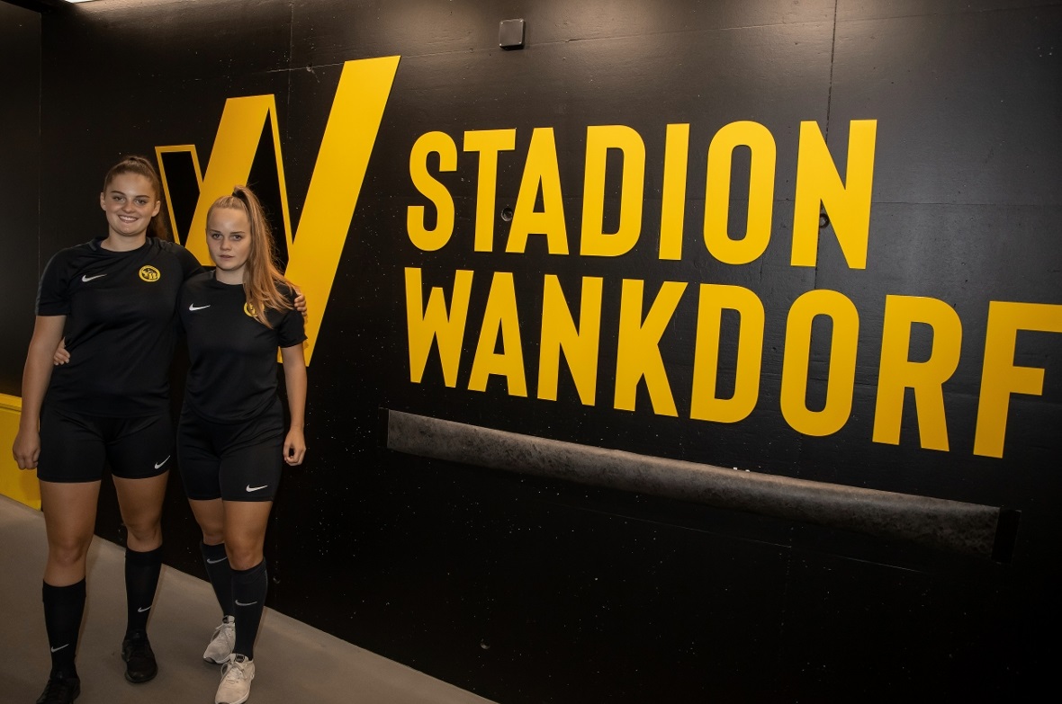 Selina und Rilana Ueltschi spielen bei den YB Frauen U19. Durch diesen Gang läuft auch die 1. Mannschaft von YB aufs Feld.