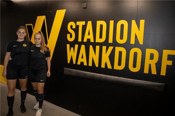 Selina und Rilana Ueltschi spielen bei den YB Frauen U19. Durch diesen Gang läuft auch die 1. Mannschaft von YB aufs Feld.