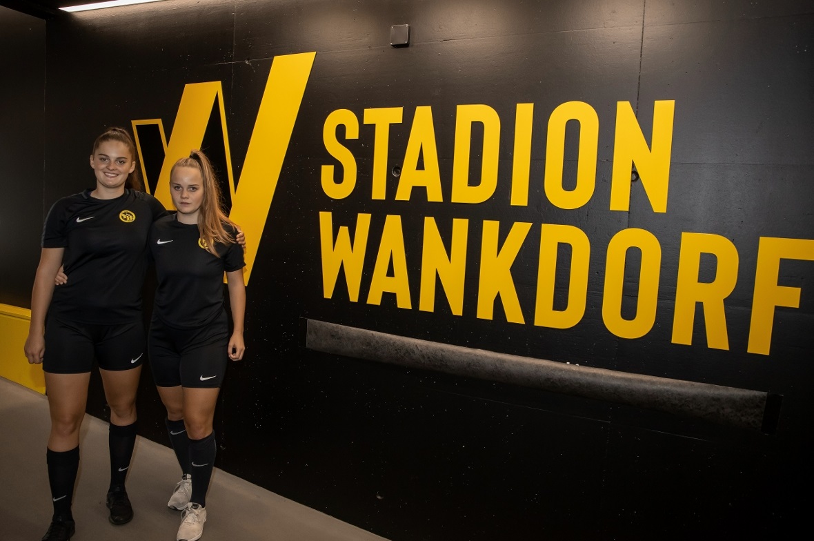 Selina und Rilana Ueltschi spielen bei den YB Frauen U19. Durch diesen Gang läuf...