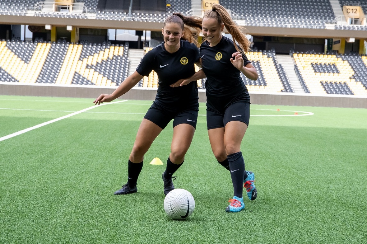 Selina und Rilana lieben den Zweikampf auf dem Rasen.