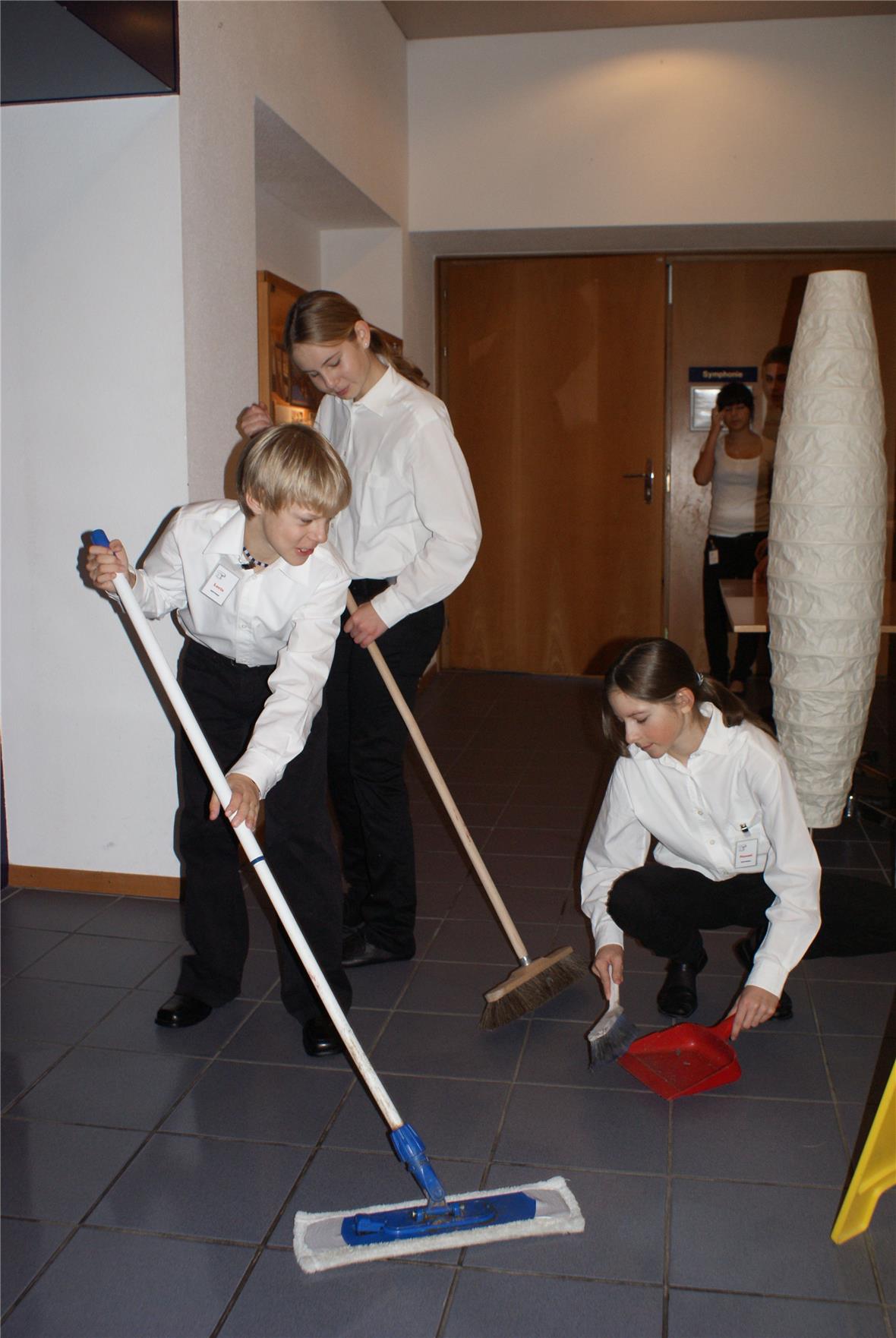 Service-MitarbeiterInnen im Reinigungsdienst: Loris Perren, Laura Stryffeler und...