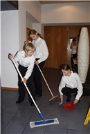 Service-MitarbeiterInnen im Reinigungsdienst: Loris Perren, Laura Stryffeler und...