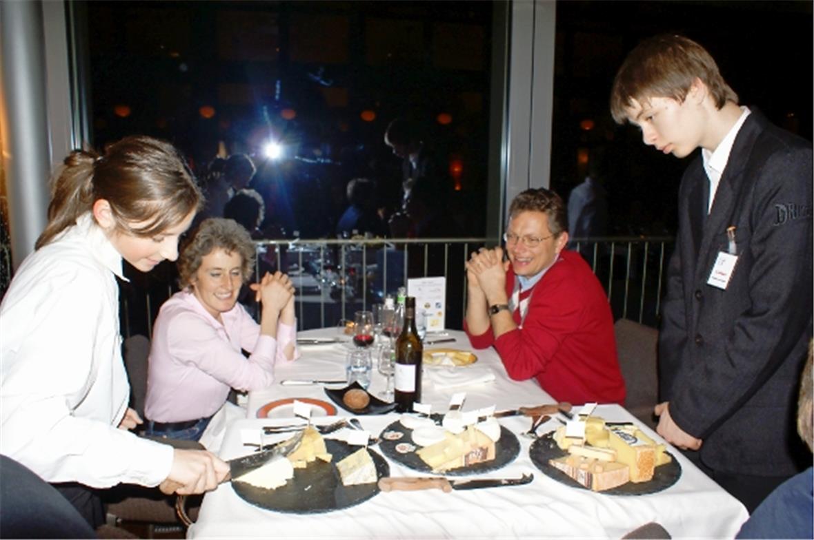 Service ab Käsewagen: Chef de Service Lukas Gerber kontrolliert die Arbeit seine...