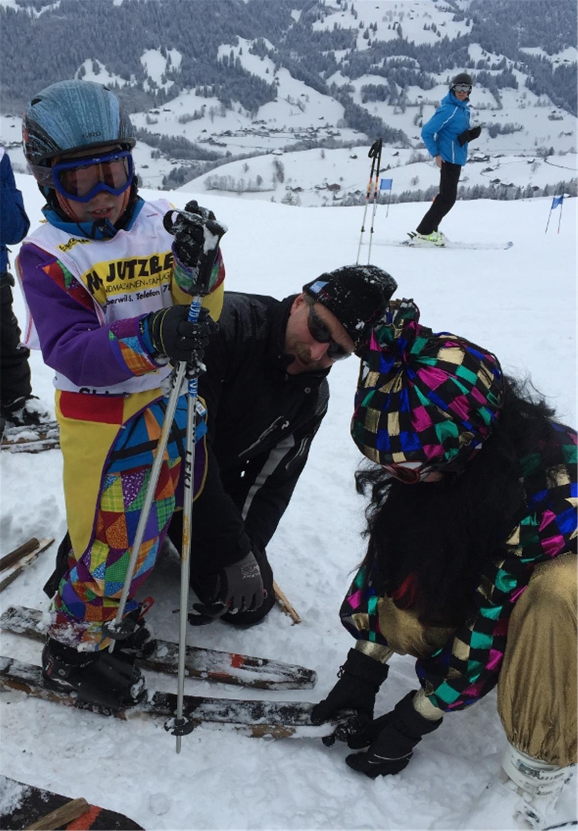 Servicemann Housi Ast (mitte) bei seiner Arbeit