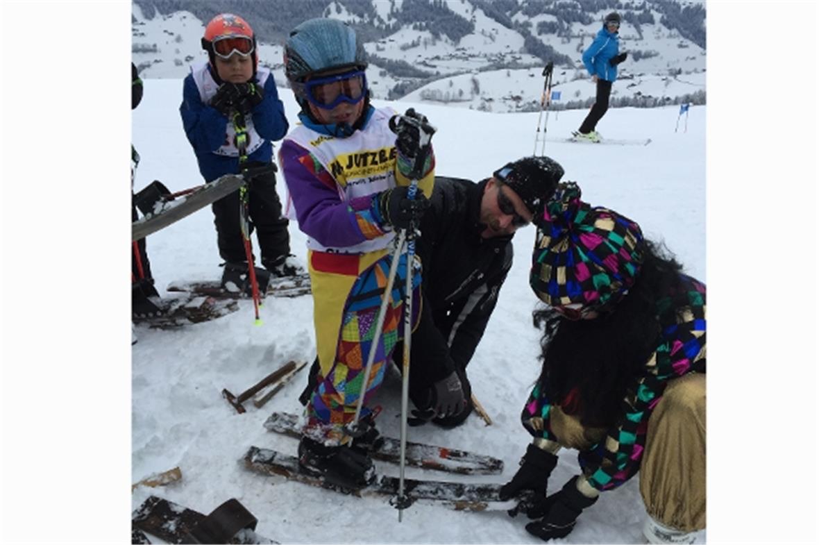 Servicemann Housi Ast (mitte) bei seiner Arbeit