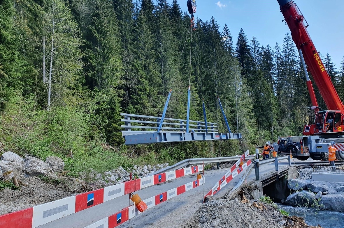 Setzen der Brückenelemente.