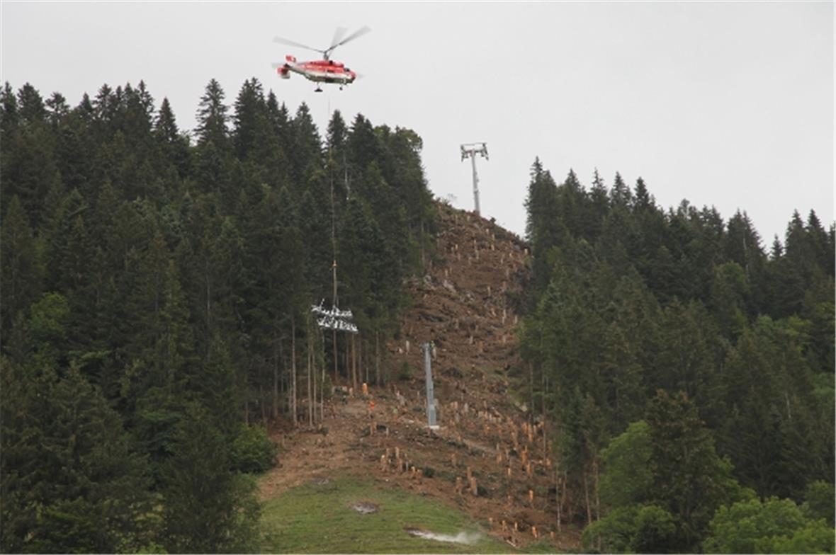 Setzen von Mast 4 im steilen Gelände.