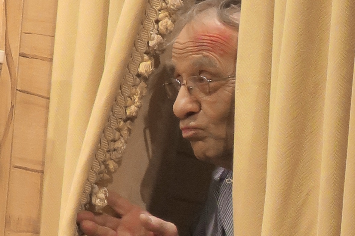 Severin (Hans Trachsel) beobachtet genau, was vor sich geht.