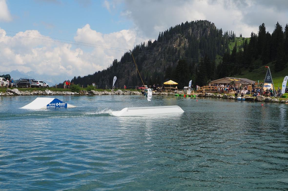 Severin Weber ist ein Wakeboarder aus Thun, der die ersten Sprünge wagte.