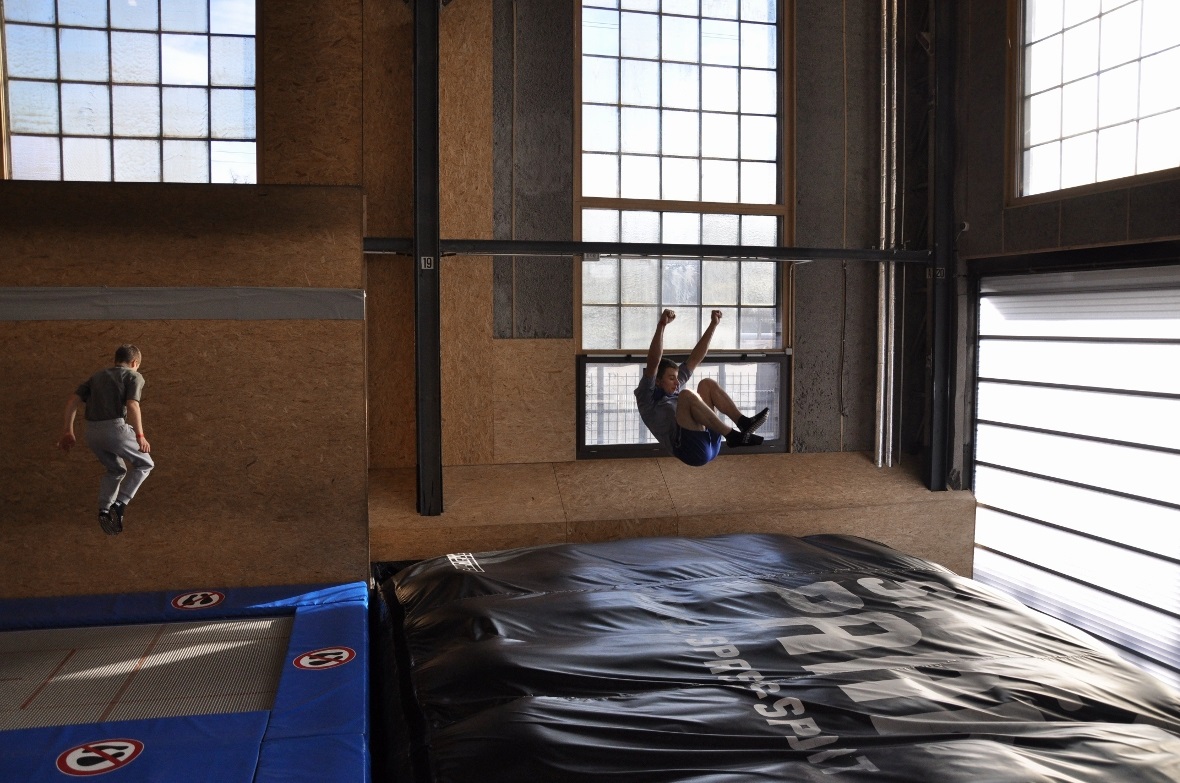 Severin und Andri gleichzeitig in der Luft.