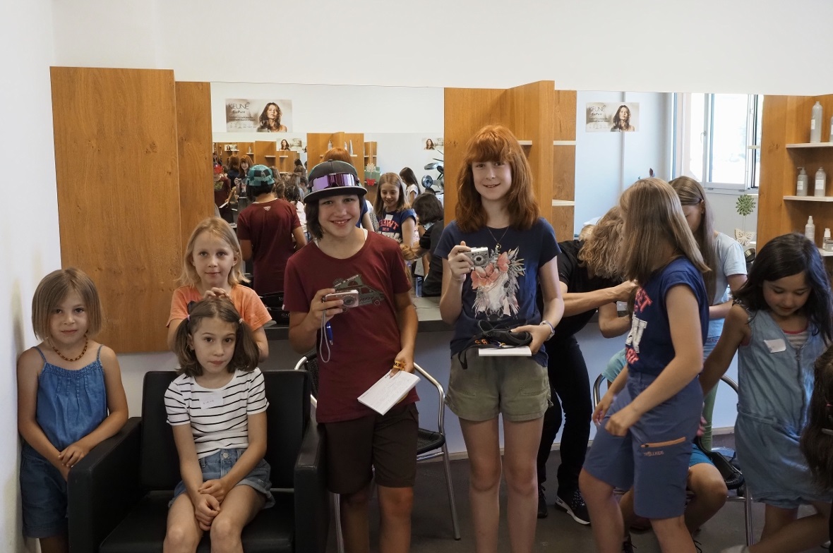 Nachwuchs-Reporterinnen bei der Simmental Zeitung Shanya Heinisch und Nadine Karlen (mit Fotoapparat) interviewten Kinder und Inhaberin Susanna Wittwer.