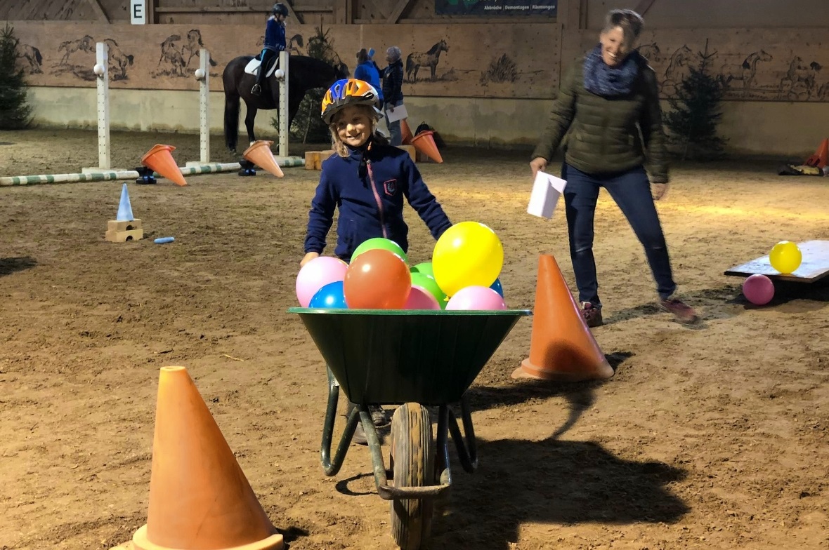 Sheila Freidig auf dem Mistkarren-Parcours.