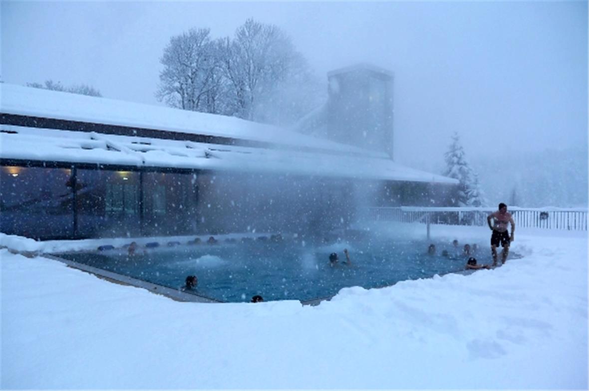 Sich kurz in den Schnee zu legen ist ein grosser Reiz. Die Bademeister finden da...
