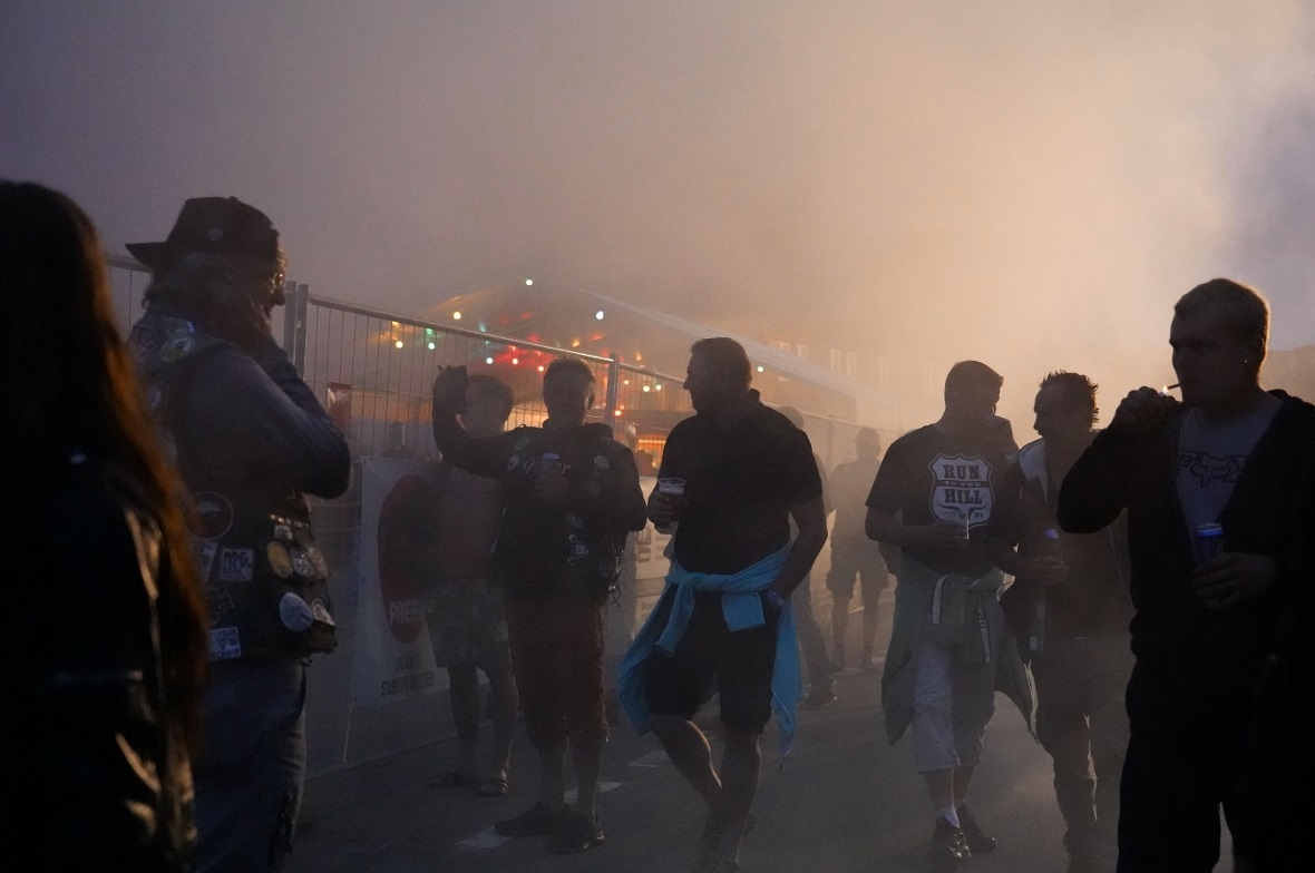 Sicht: eingeschränkt. Luft: Mit Gummi und Benzin gemischt. Akustik: satt. Run to...