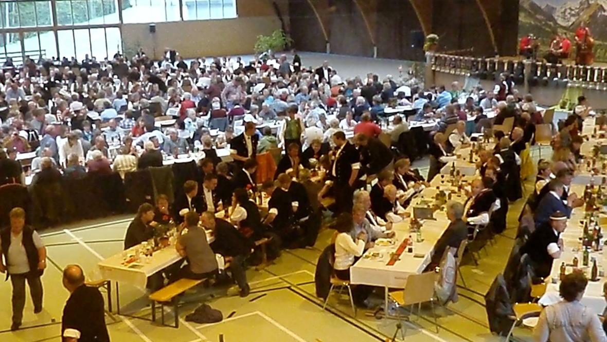 Sicht in die Halle. Auf der Bühne spielen die Ländlerfründe Bäderhorn