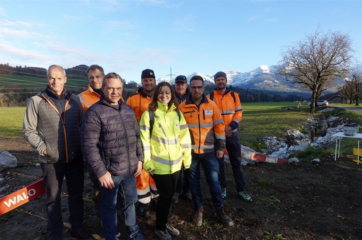 Sie alle setzen sich mit viel Herzblut für die Neugestaltung des im Hintergrund liegenden Aubächlis ein (hinten von links): Christian Lehnherr (Vizepräsident Burgergemeinde Wimmis), Remo Dick (Bauführer WALO), Yannick Holzer (Polier und Baggerführer WALO), Martin Dänzer (Schwelli), Christian Wüthrich (Projektleiter Kissling + Zbinden AG) sowie vorne Röbi Rösti (Schwelli), Céline Kummer (Bauleiterin Kissling + Zbinden AG) und Daniel Schüpbach (Gebietsleiter Vigier Beton).