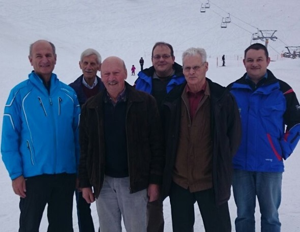 Sie begingen gemeinsam die Jubiläums-Feierlichkeiten des Skilifts Grimmialp: SVP-Nationalrat Hansruedi Wandfluh, Gründungsmitglied Hans Stucki, ehemaliger VR-Präsident Ueli Rupp, Gemeinderatspräsident Martin Wiedmer, 1. VR-Präsident Jürg Reber und der aktuelle VR-Präsident Ueli Wampfler.