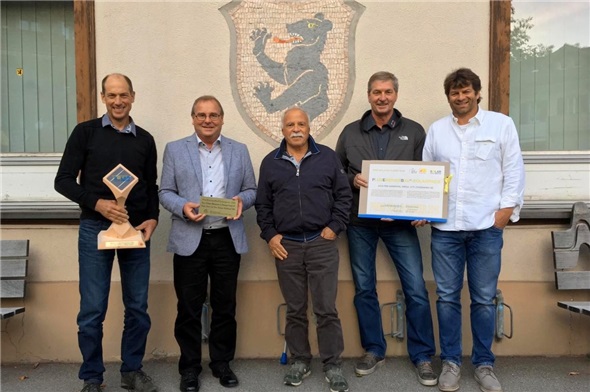 Sie durften den Schweizer Solarpreis für die Fotovoltaikanlage auf der «Simmental Arena» entgegennehmen (v.l.n.r.): Mike Schletti, Präsident Verein Oberriedsonne, Ueli Gfeller, Vize-Gemeinderatspräsident und Präsident Energiekommission, Ernst Hodel, Gemeinderatspräsident und Präsident Baukommission, Max Brand, Vertreter der Montagefirma Solar-Up, und Christoph Ogi, Fachplaner Energie. (Architekt Tom Moser konnte beim Fototermin vor der Gemeindeverwaltung Zweisimmen nicht dabei sein.)