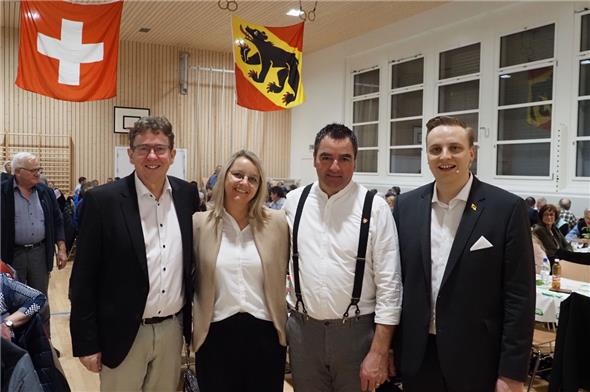 Sie feierten die Nationalratswahlen zusammen: Bundesrat Albert Rösti, Marlise Aegerter (Partnerin und Wahlkämpferin von Knutti), Nationalrat Thomas Knutti und Grossrat Nils Fiechter.