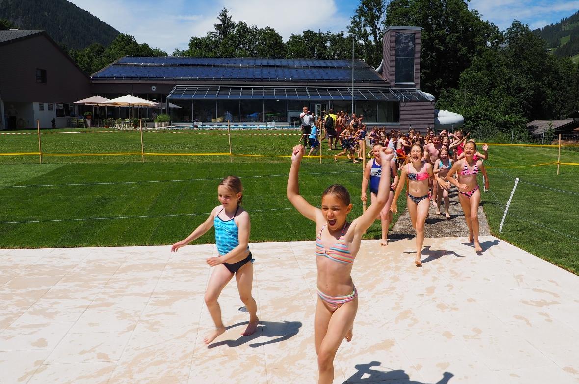 Sie feuen sich auf das neue Freibad.