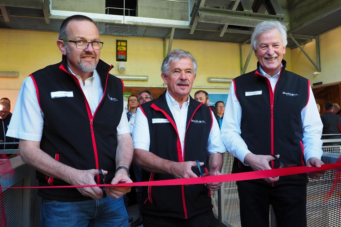 Sie freuen sich auf die Eröffnung.