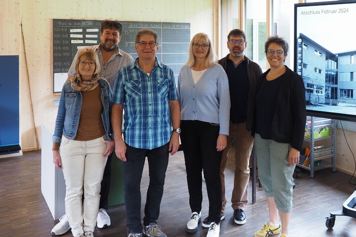 Sie freuen sich über die neuen Räume: Brigitte Balmer (stv. Schulleiterin), Schulleiter Pascal Minder, Hansjörg Freidig (Bauverwaltung Zweisimmen), Gemeinderätin Anne Speiser, Architekt Matthias Trachsel und Christina Bittig (Lehrerin).