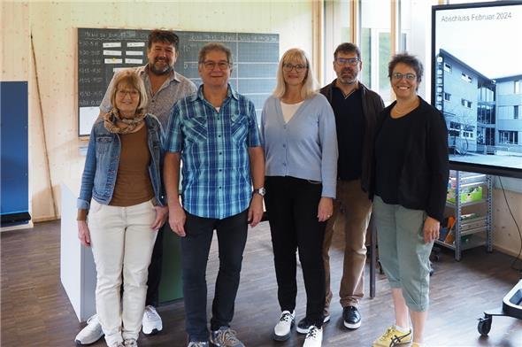 Sie freuen sich über die neuen Räume: Brigitte Balmer (stv. Schulleiterin), Schulleiter Pascal Minder, Hansjörg Freidig (Bauverwaltung Zweisimmen), Gemeinderätin Anne Speiser, Architekt Matthias Trachsel und Christina Bittig (Lehrerin).