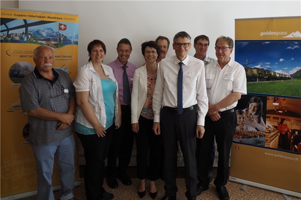Sie freuen sich über die umsteigefreie Verbindung: Ernst Hodel, Gemeinderatspräsident Zweisimmen, Brigitta Wyss, Sekretariat, Robertus Laan, Projektleiter BLS/MOB, Grossratspräsidentin Ursula Zybach, Toni von Grünigen, Gemeindepräsident Saanen, Nationalrat und IG-Präsident Karl Vogler, Regierungsstatthalter Michael Teuscher und Vizepräsident Klaus Bürgi.